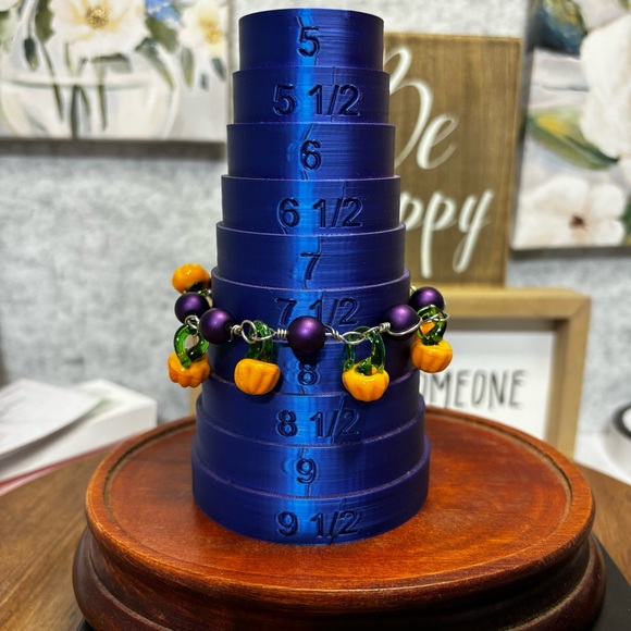 Pumpkin beaded bracelet, artisan handmade silver tone wire links. - Picture 5 of 6